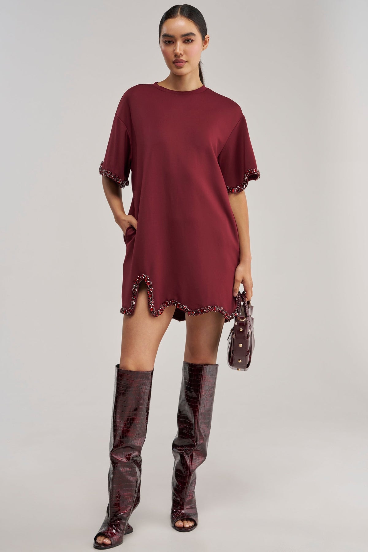 COOL GIRL EMBELLISHED TEE SHIRT DRESS IN BURGUNDY