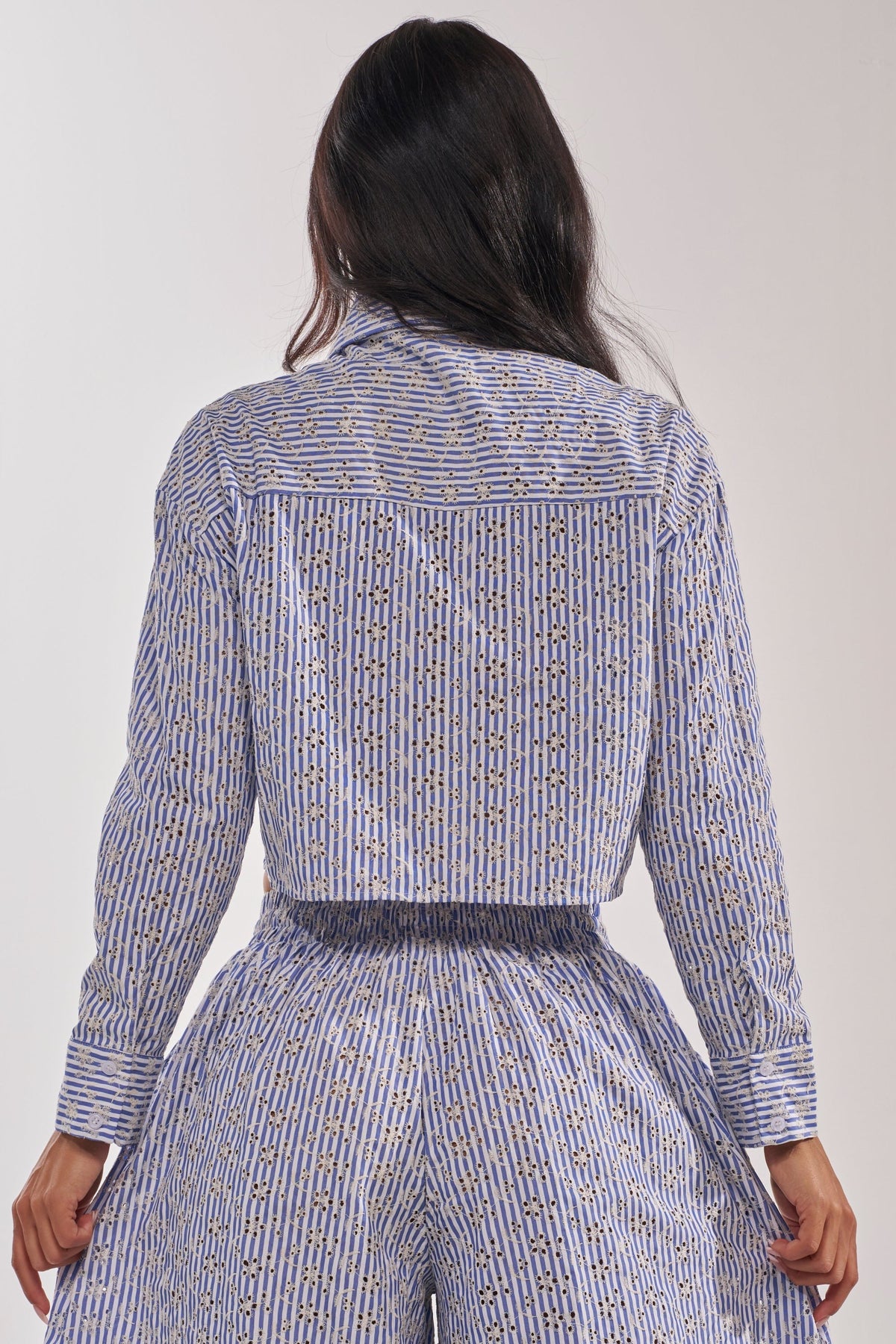 BLOSSOM CROP BUTTON DOWN
