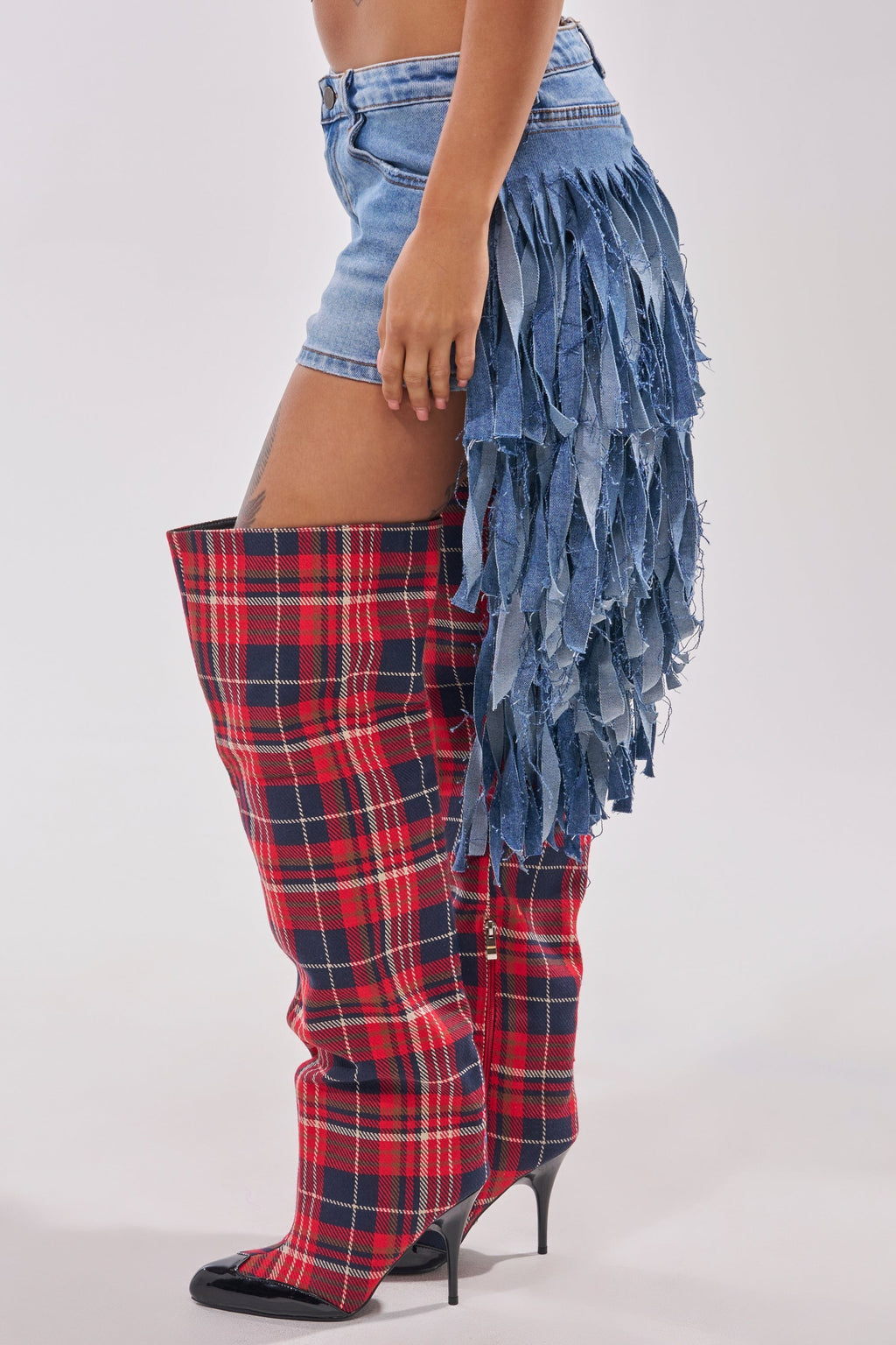 TURN AROUND DISTRESSED DENIM SHORT