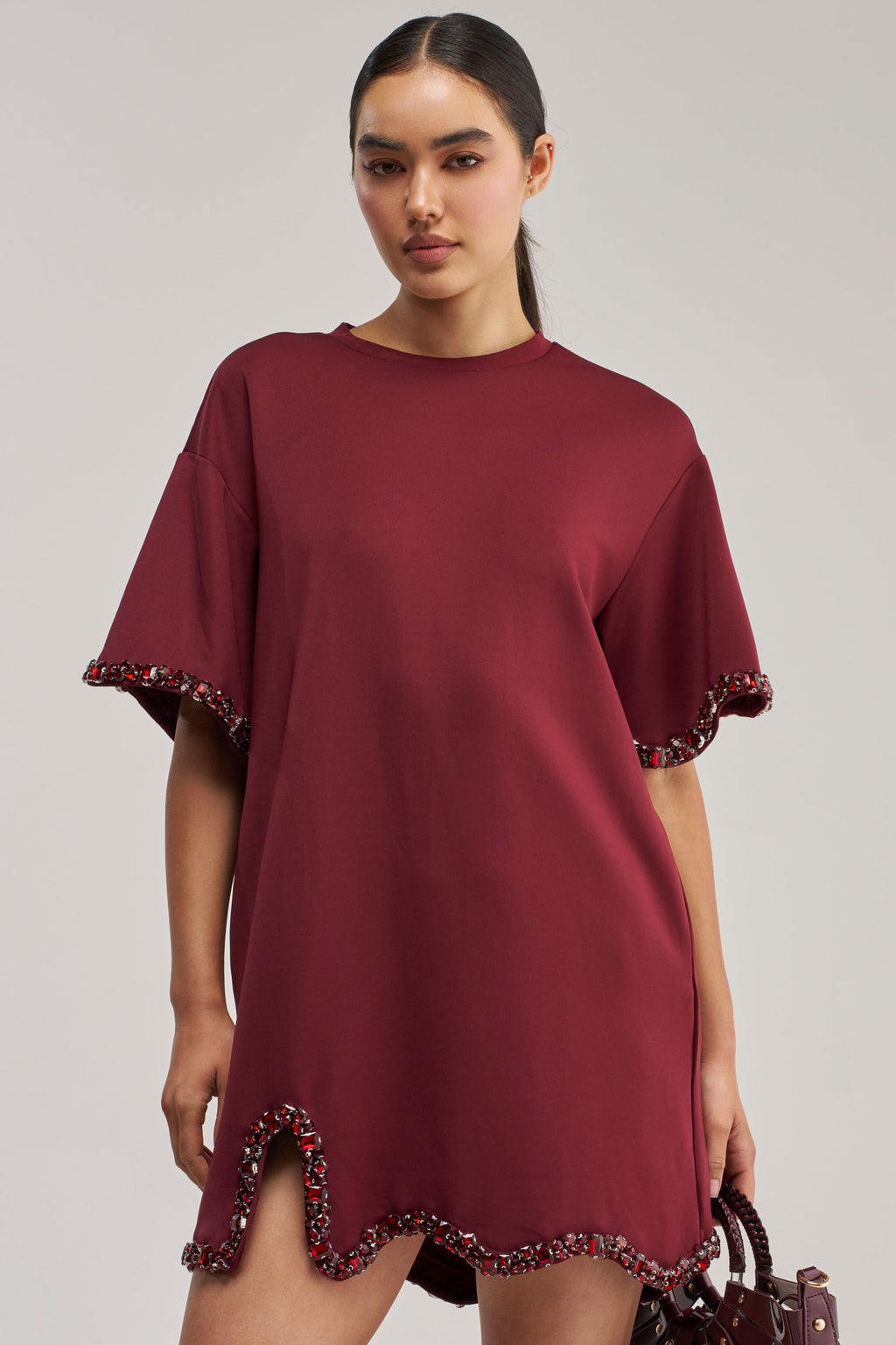 COOL GIRL EMBELLISHED TEE SHIRT DRESS IN BURGUNDY