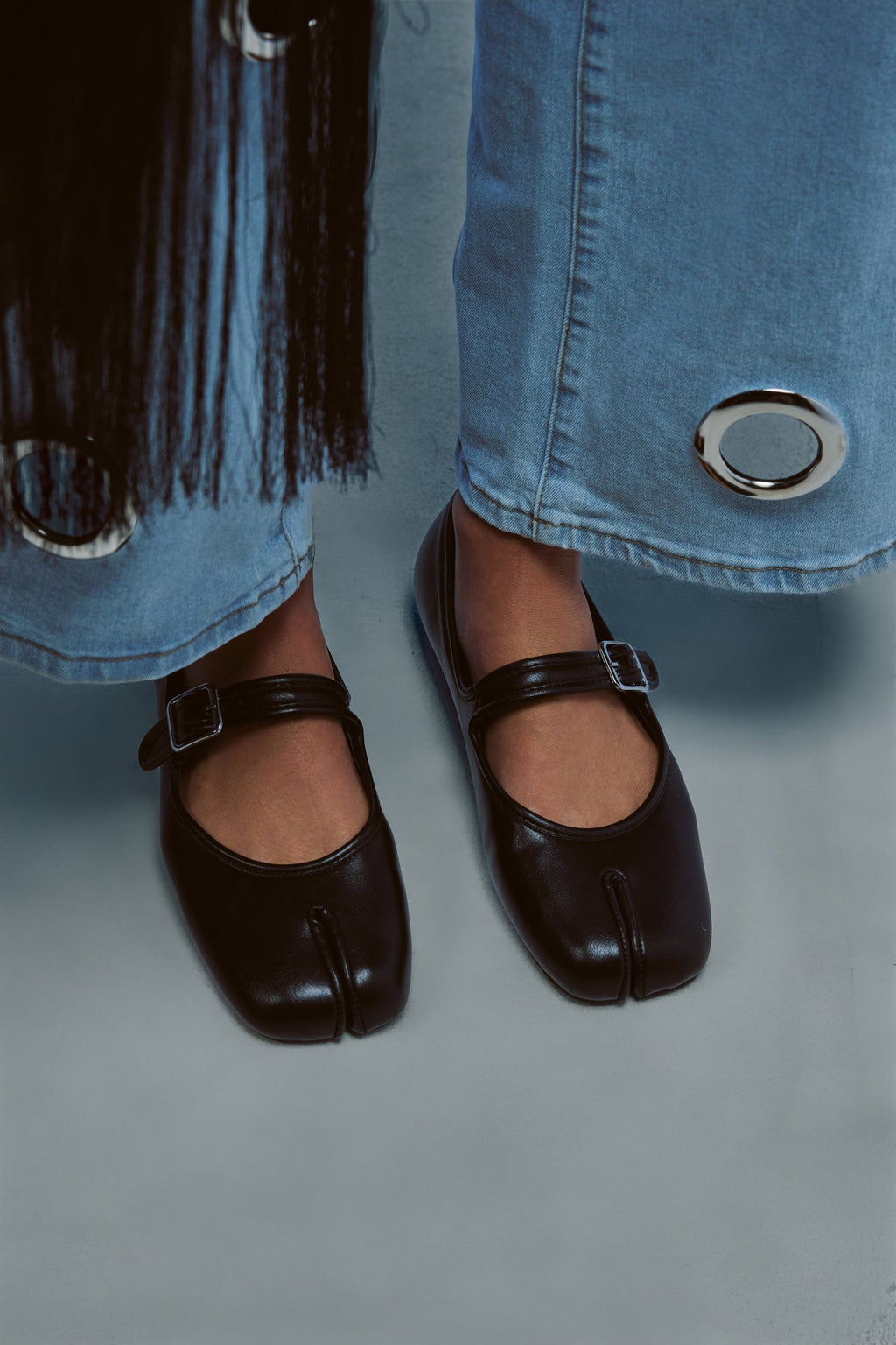 AKIRA GOLD SANG BLACK PU SPLIT TOE FLAT