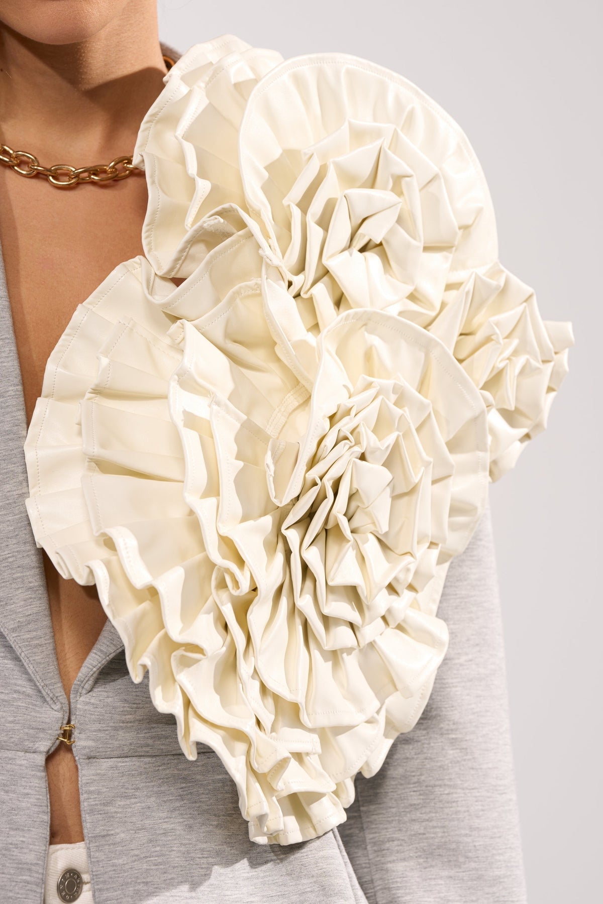 BLOOMING PU OVERSIZED BROOCH