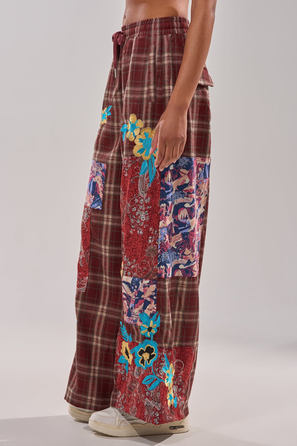 KRIYSTA FLORAL PATCH PLAID PANT