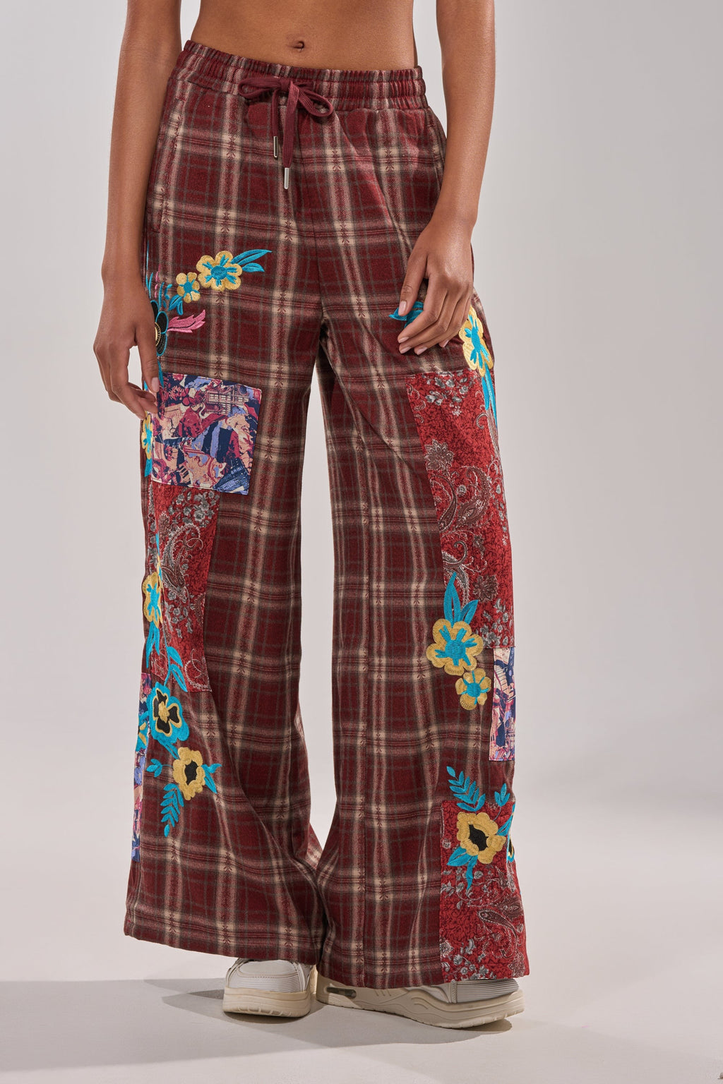 KRIYSTA FLORAL PATCH PLAID PANT